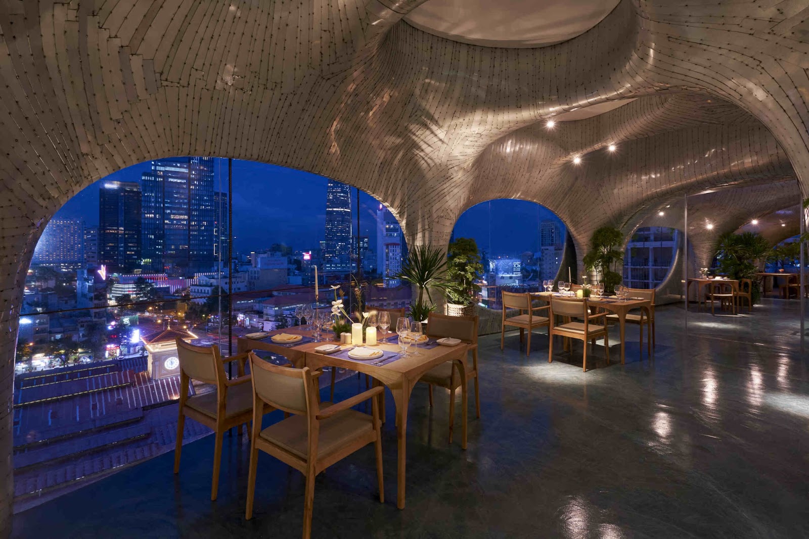 Romantic and luxurious dinner suggestions for couples in the central area of Saigon