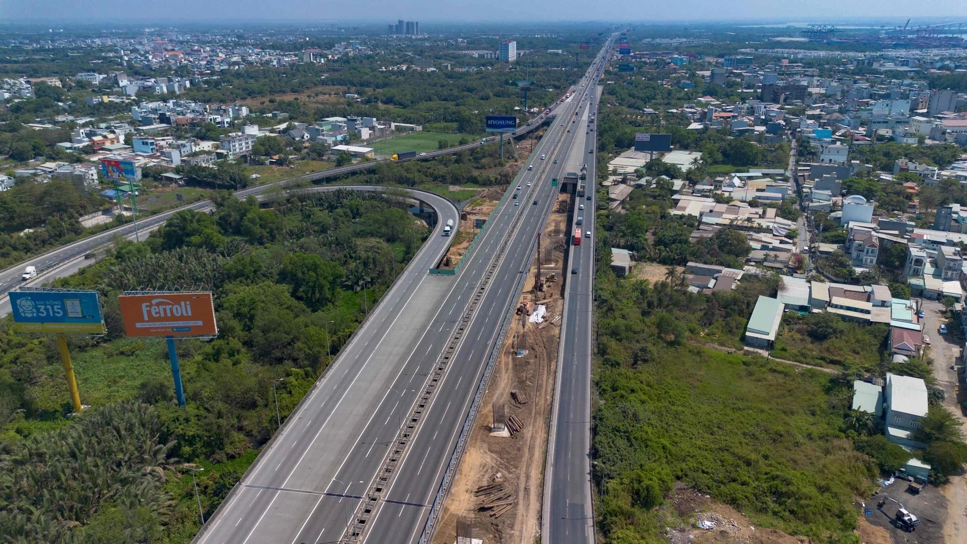 Long Thanh Airport to District 1: Transfer Options, Routes, Real Costs (2026)
